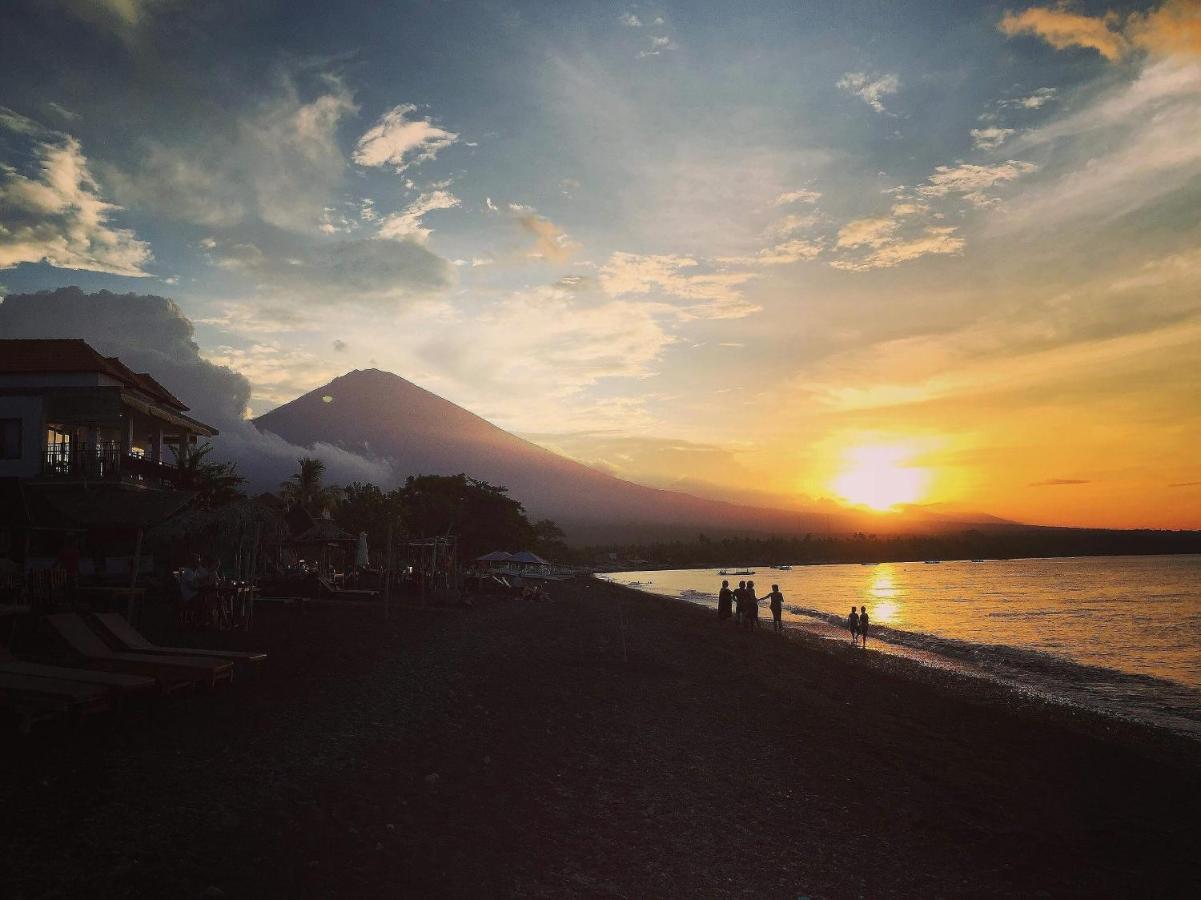 Black Sand Hostel Amed Экстерьер фото