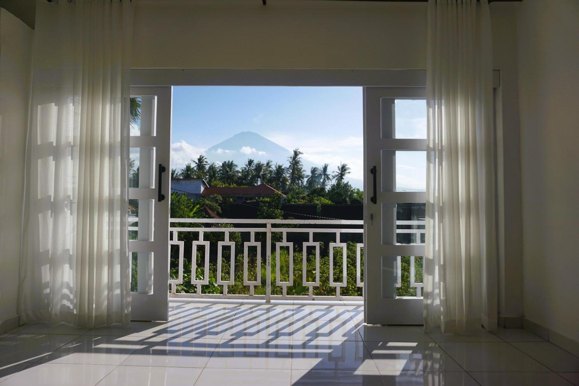 Black Sand Hostel Amed Экстерьер фото