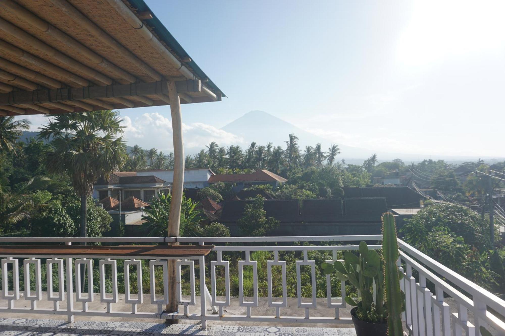 Black Sand Hostel Amed Экстерьер фото